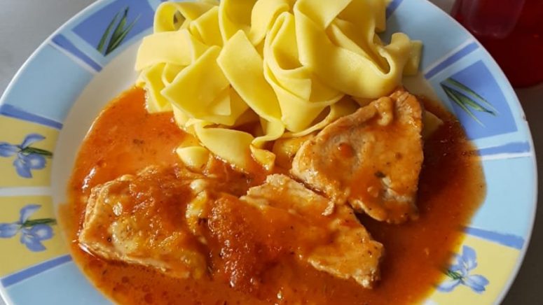 Nudeln mit Hackbällchen in selbst gemachter Tomatensauce – Bambolino