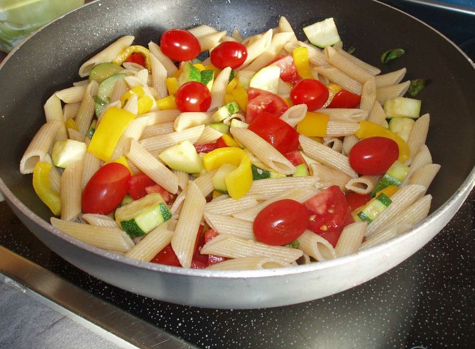 Schnelle Nudelpfanne mit frischem Sommergemüse – Bambolino