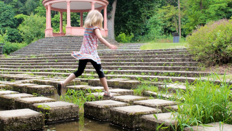 111 Orte in Bamberg: Die Hüpfsteine im Hainpark